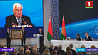 Исторические кадры: Президенту Беларуси передают подарок - картину, написанную Алексеем Леоновым