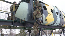 Белорусские военные отрабатывают элементы беспарашютного десантирования из вертолета