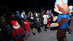 С Новым годом маленьких жителей детской деревни "Истоки" поздравили спасатели Минской области