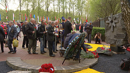 В столичном парке Дружбы народов у памятного знака "Ахвярам Чарнобыля" возложили цветы