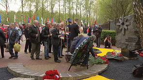 В столичном парке Дружбы народов у памятного знака "Ахвярам Чарнобыля" возложили цветы