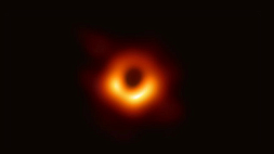 Астрономы обнаружили самую крупную в галактике черную дыру, чем она опасна