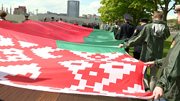 Школьники и активисты БРСМ пронесли по улицам столицы белорусский флаг длиной в 15 метров