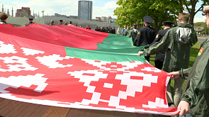 Школьники и активисты БРСМ пронесли по улицам столицы белорусский флаг длиной в 15 метров