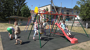 Современная детская площадка - подарок к празднику для воспитанников социального приюта в Любанском районе