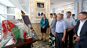 Сотрудники Минсктранса первыми увидели новую выставку живописных портретов во Дворце Независимости