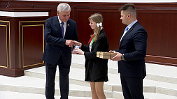 Андрейченко вручил паспорта юным участникам Всебелорусской акции "Мы - граждане Беларуси!"