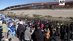 Ожесточенные столкновения беженцев с полицией произошли на границе Мексики и США 