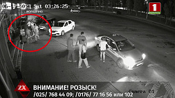 Пьяная разборка в Молодечно попала на кадры камеры наблюдения - милиция ищет очевидцев