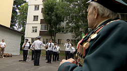 В рамках акции "Парад под окном" с наступающим Днем Независимости поздравили ветеранов ВОВ 