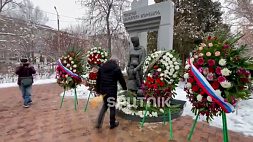 В Ереване несут цветы к памятнику детям блокадного Ленинграда