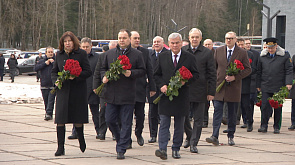 Отдать дань памяти жителям Хатыни сегодня в мемориальный комплекс приходят тысячи белорусов