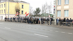 "Нет закрытию границ" - на пикет к генконсульству Польши вышли около сотни жителей Гродно