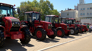 Журналисты ШОС посетили Минский тракторный завод