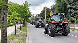 Молдавские фермеры в знак протеста проехали по центру Кишинева на тракторах 