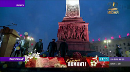 На площади Победы к подножию обелиска павшим героям легли цветы
