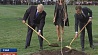 Дональд Трамп и Эммануэль Макрон посадили на лужайке у Белого дома дуб