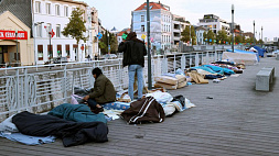 Мигранты массово спят на улицах Бельгии. Помещения находятся только для украинцев