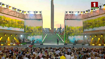 У стелы "Минск - город-герой" проходит большой праздничный гала-концерт - кадры live