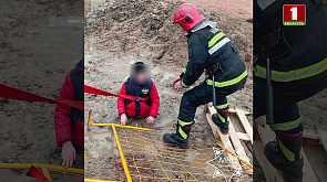 В Минске школьник попал в грязевую ловушку - очевидцы вызвали спасателей