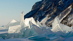 Большой разлом образовался на льду Байкала