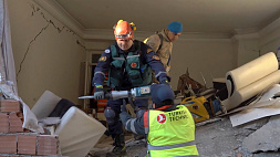 За инициативные и смелые действия при проведении аварийно-спасательных работ в зоне бедствия
