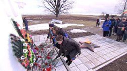 К подножию мемориала в деревне Вишенки Чашникского района возложили цветы