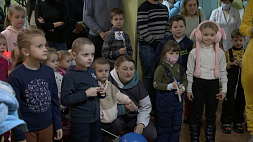 Волонтеры Минского медколледжа вручили подарки маленьким пациентам столичных учреждений здравоохранения