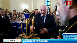 В рождественский праздник президент зажег свечу в новом храме Воздвижения Креста Господня в столице