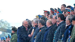 Александр Лукашенко рассказал историю ветерана, с которой сидел на параде в Москве