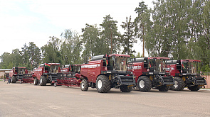 Пополнение урожайного автопарка - 21 комбайн передали хозяйствам Минской области