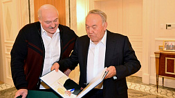 Лукашенко встретился с Назарбаевым и получил в подарок альбом с совместными фотографиями