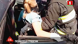 На границе Рогачевского и  Жлобинского районов автомобиль врезался в остановку  - понадобилась помощь спасателей