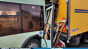 ДТП в Минске: кабину троллейбуса смяло после столкновения с большегрузом, 5 человек травмированы 