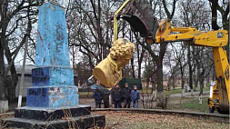 В Украине продолжают сносить памятники, связанные с российской историей