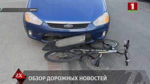 Ошибка на повороте - и два человека в больнице, автомобиль сбил ребенка, велосипедисты под колесами, Peugeot перевернулся 