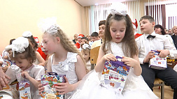 В детском доме в Бобруйске искали тайник с новогодними подарками - ребята поставили спектакль по мотивам сказки