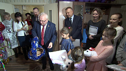 Подарки и праздничное чаепитие - большая семья Богдановых принимает поздравления с наступающим Новым годом