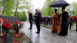 Пархомчик возложил цветы к мемориалу на столичном Военном кладбище