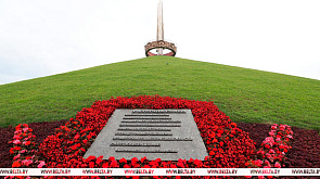 Александр Лукашенко возложил цветы к подножию мемориального комплекса "Курган Славы"