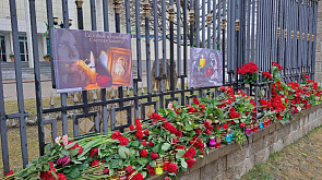 Фотофакт: белорусы несут цветы к посольству России в Минске