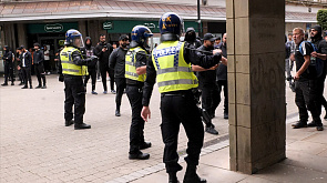 В Великобритании продолжают полыхать протесты против мигрантов - задержаны более 420 человек