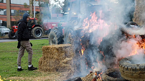 Французские фермеры сжигают фуры с импортными продуктами и уничтожают государственное имущество