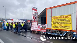 Во Франции фермеры блокируют дороги, а в Польше задержан один из протестующих с флагом СССР