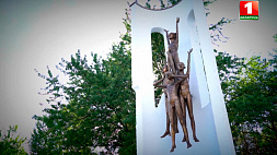 Монумент скорби "Протест" - бронзовые изваяния детей с поднятыми в мольбе руками 