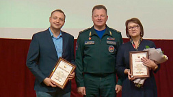 Белорусские спасатели наградили съемочную группу АТН
