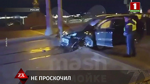 Видео: водитель каршеринга  попытался проскочить по разведенному мосту в Петербурге
