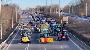 Протестующие фермеры взяли в кольцо блокады Париж