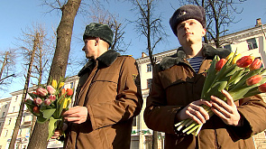 Десантники вышли на улицы Витебска с букетами тюльпанов
