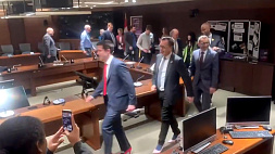 В Оттаве министры-мужчины прошлись в розовых туфлях на каблуках